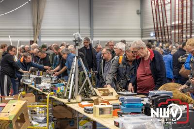 Zaterdag morgen was het een grote drukte op 't Harde tijdens de elektronica vlooienmarkt in het MFC die dit jaar voor de 25ste keer werdt georganiseerd. - © NWVFoto.nl